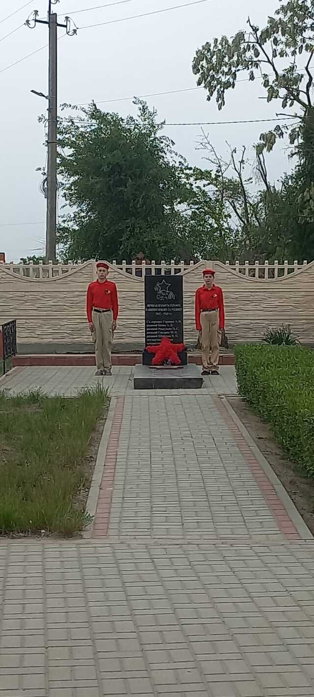 Торжественное возложение к памятнику воинам